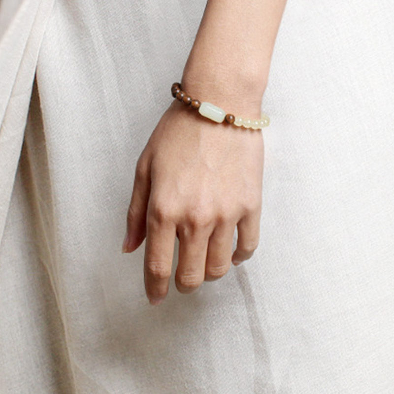 Armband Sandelholz Jade am Handgelenk getragen elfenbeinfarben braun elastisch