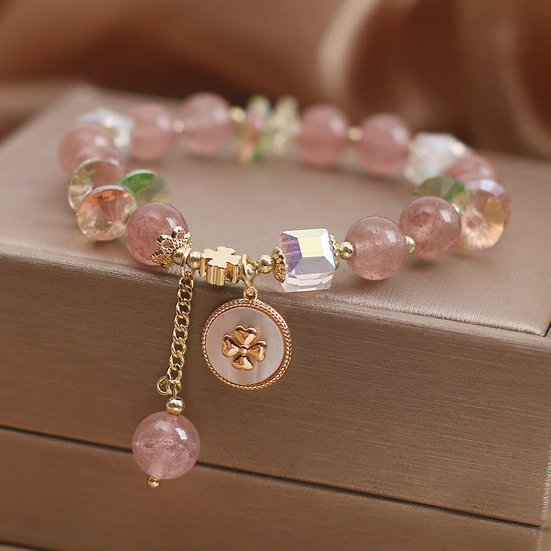 Armband Erdbeerquarz Kleeblatt am Handgelenk rosa Naturstein elegant