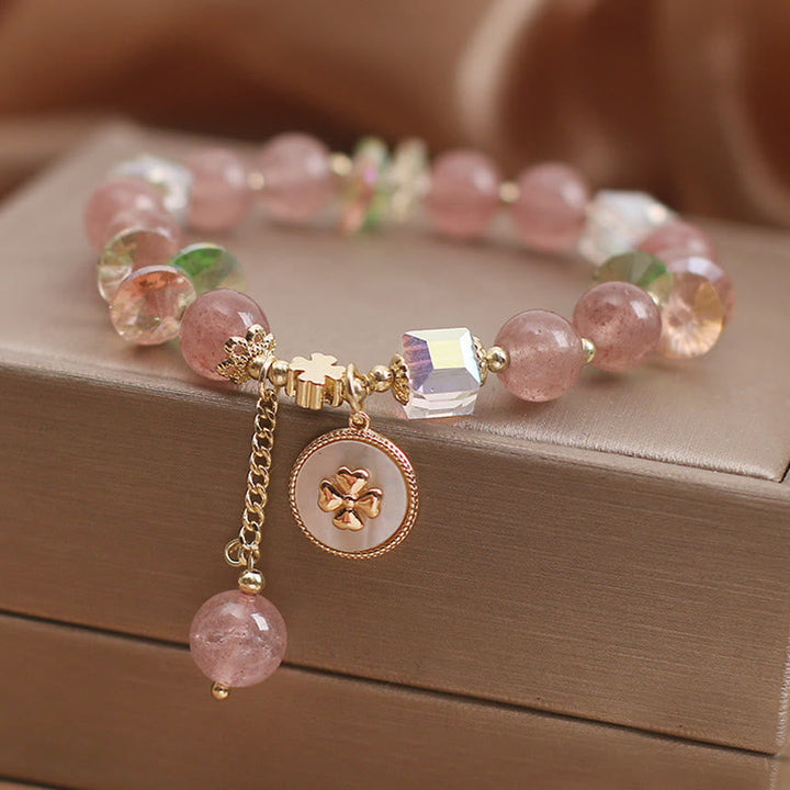Armband Erdbeerquarz Kleeblatt am Handgelenk rosa Naturstein elegant