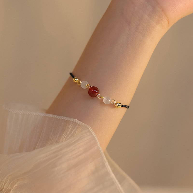 Armband Roter Achat mit weißen Perlen elastisch getragen