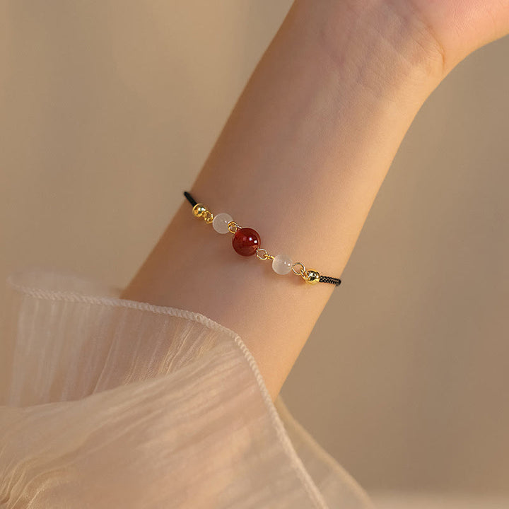 Armband Roter Achat mit weißen Perlen elastisch getragen