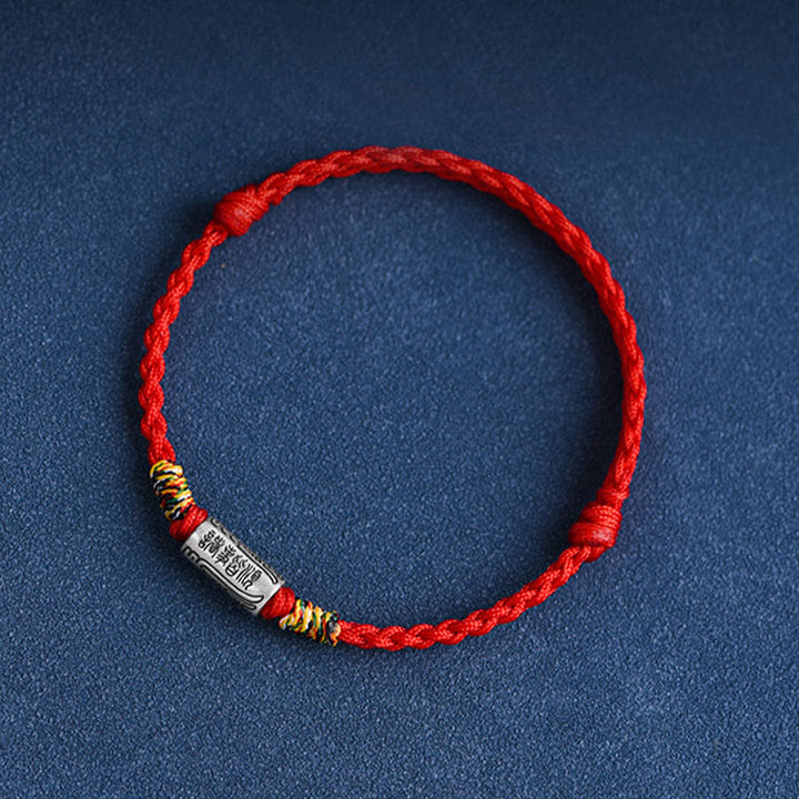 Rotes Armband 925 Silber Schutz Stärke Flachaufnahme blauer Hintergrund