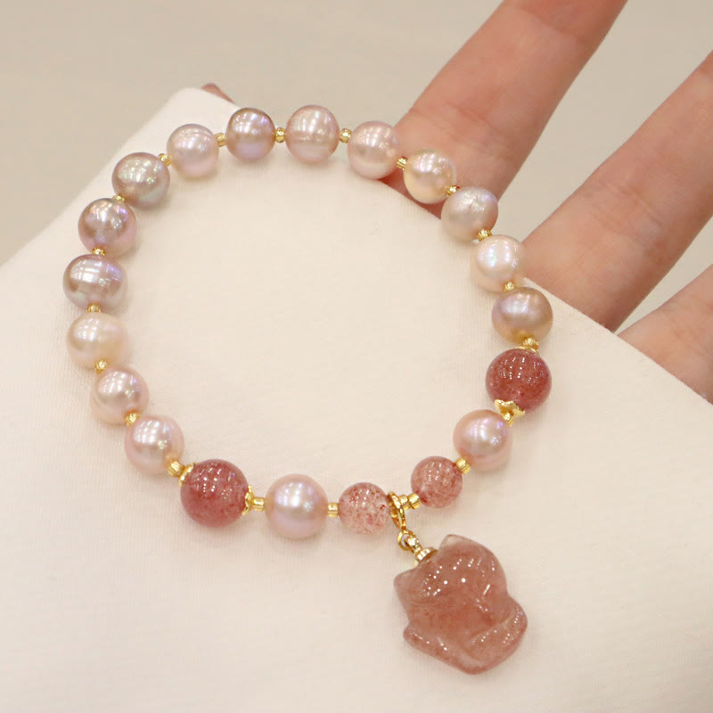Armband Erdbeerquarz Perle Fuchs Heilung Liebe am Handgelenk getragen