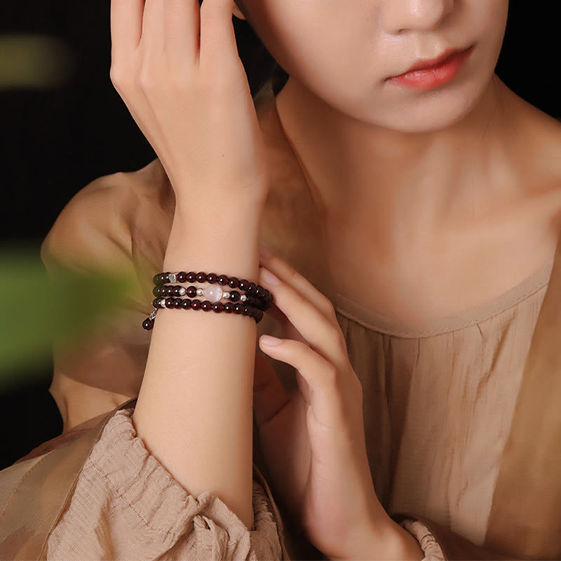 Granat Armband mehrreihig am Handgelenk getragen elegantes Schmuckstück
