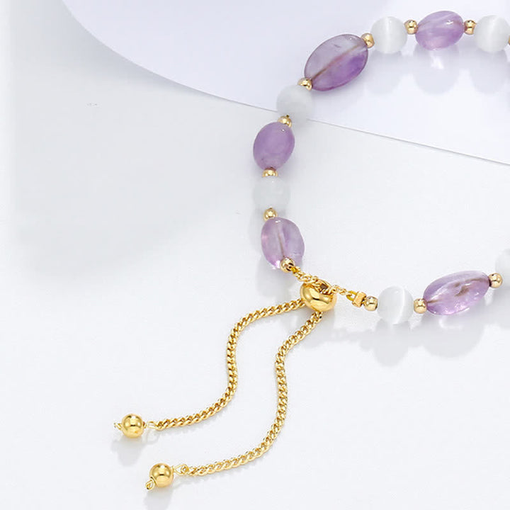 Armband Amethyst Kristall – Harmonie mit lila weißen Perlen gold Fadenschließe
