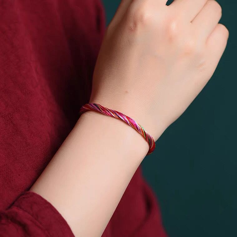Armband Fünffarben – Schutz Energie mehrfarbig geflochten am Handgelenk getragen
