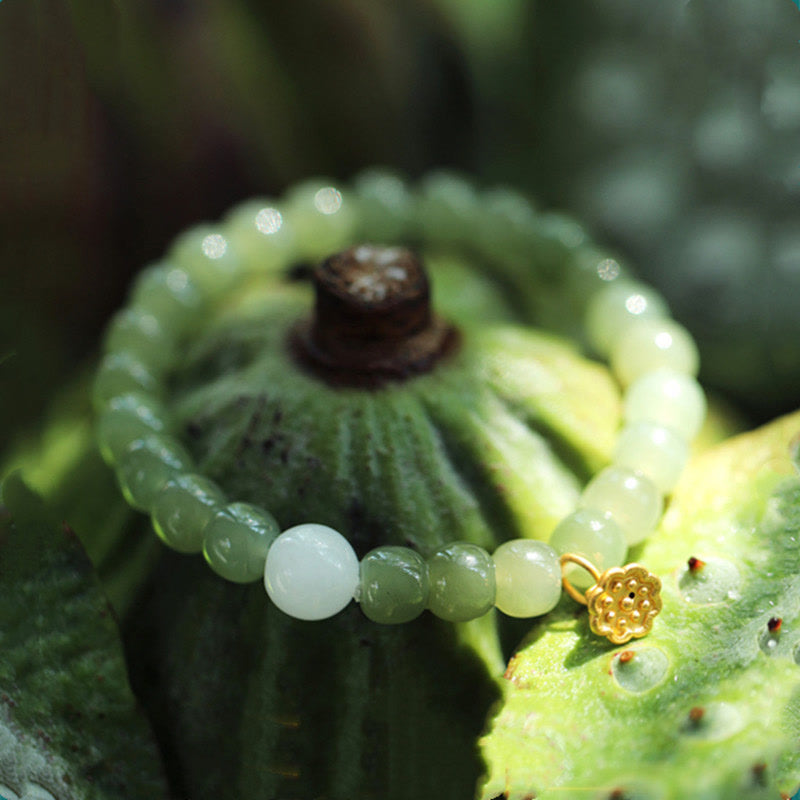 Jade Lotus Armband mit weißer Perle und goldenem Lotus Charm