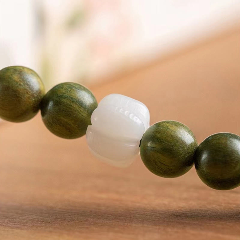 Armband Sandelholz Bodhi – Energie grüne weiße Perlen Naturstein