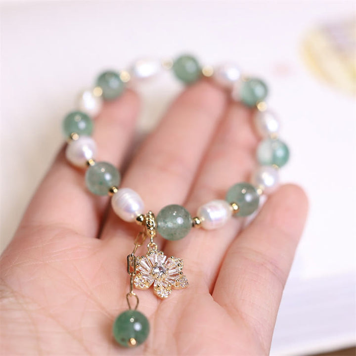Armband mit grünem Stein und Perlen Anhänger elegantes Design.