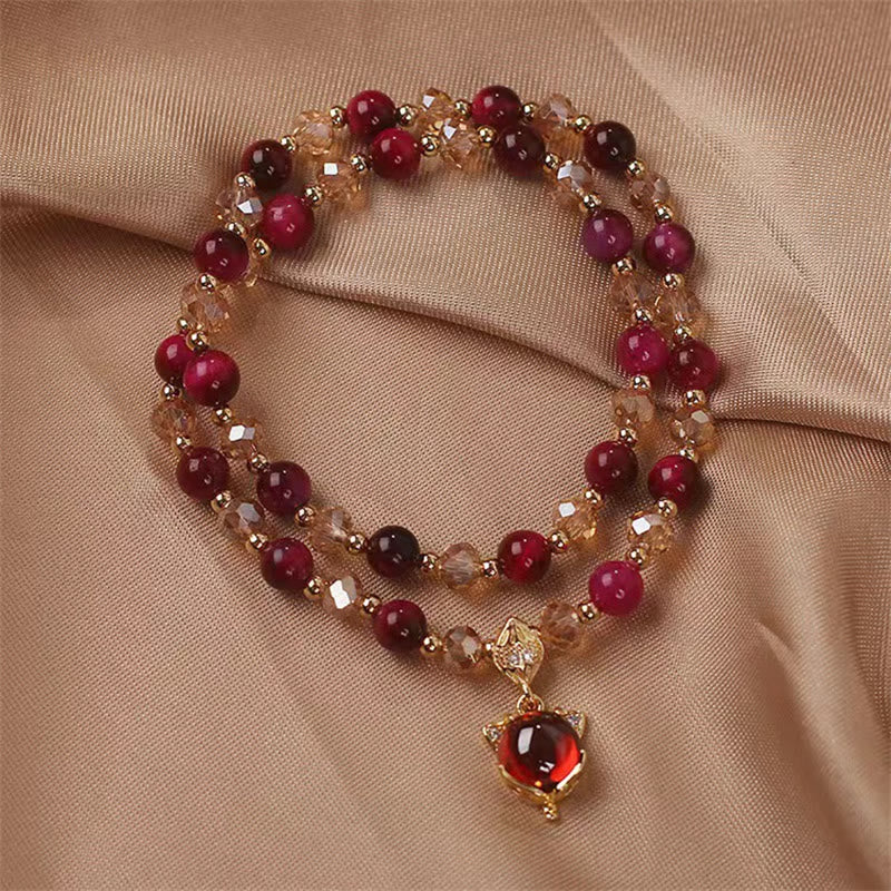 Armband mit roten Turmalin Perlen und goldenem Anhänger elegantes Design
