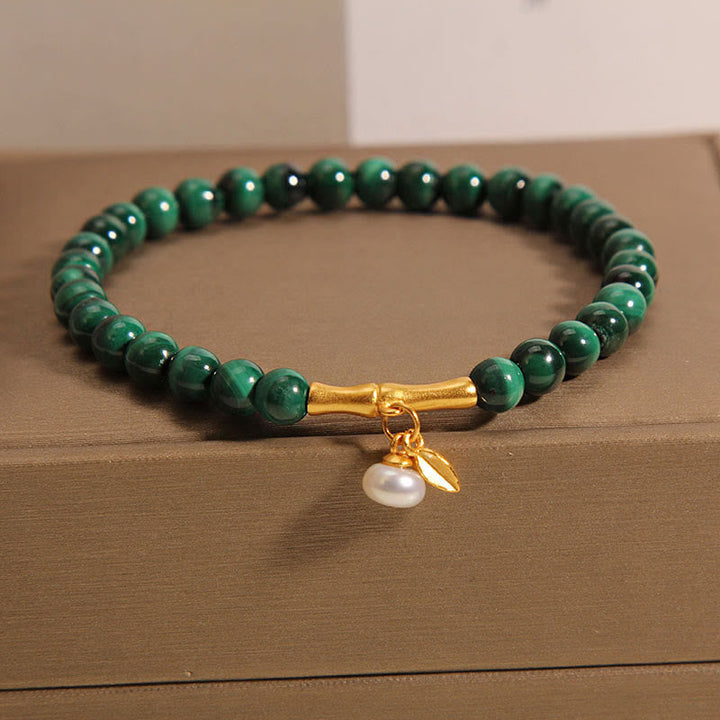 Malachit Armband mit Perle und goldenem Bambus Charm elegant.