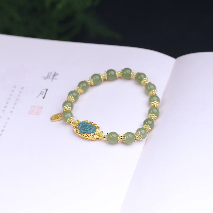 Grünes Jade Armband mit goldenen Perlen und Lotus-Anhänger elegant.