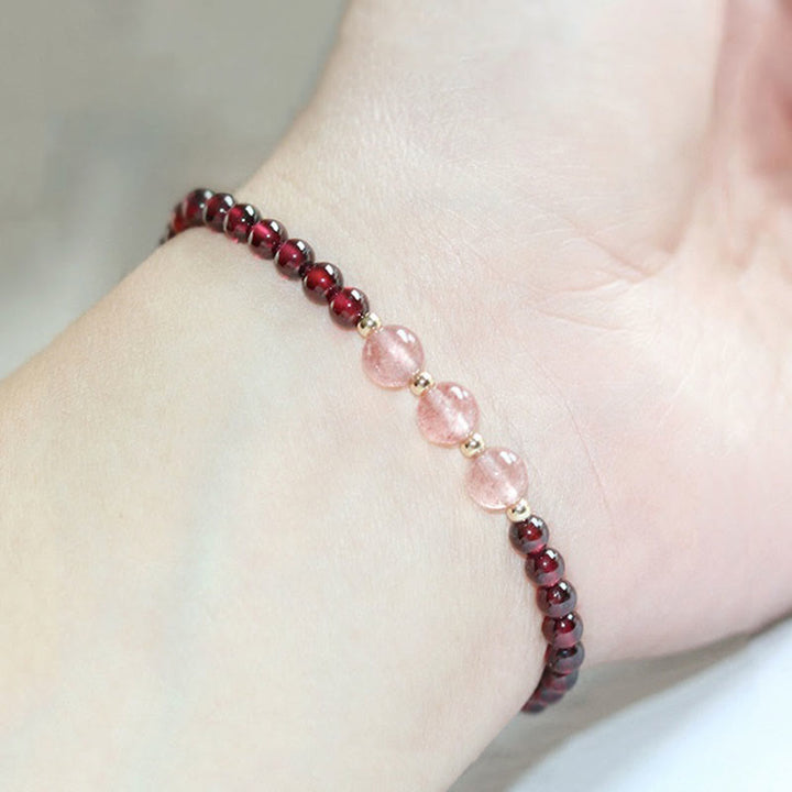 Armband Erdbeerquarz Granat – Ruhe elegantes Perlenarmband am Handgelenk getragen