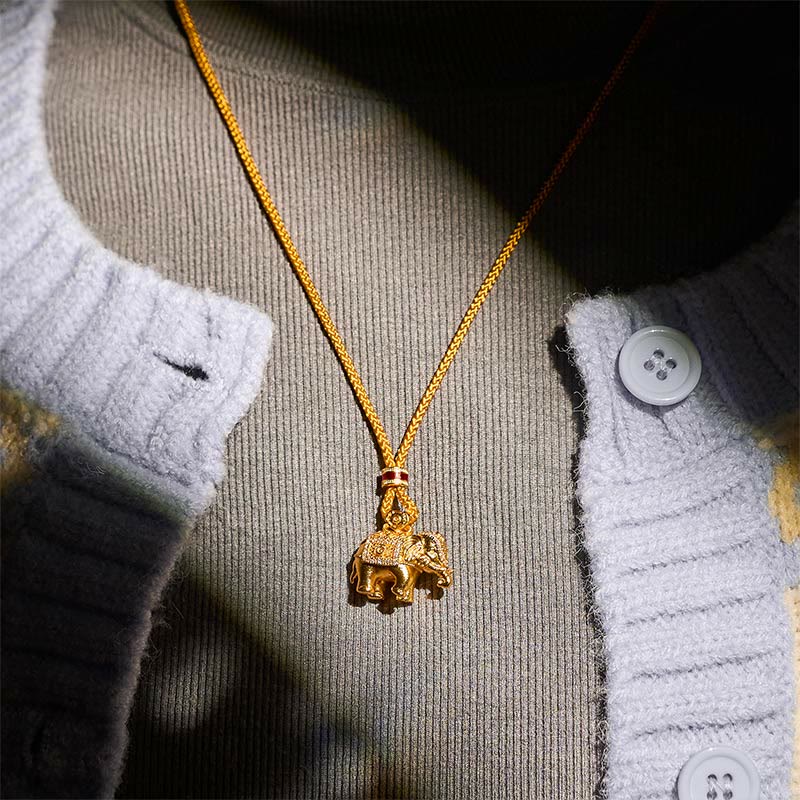Vergoldete Elefant Kette am Hals getragen beige Pullover Stärke