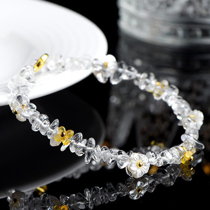 Armband Erdbeerquarz Aquamarin mit Blütenperlen elegant am Handgelenk getragen