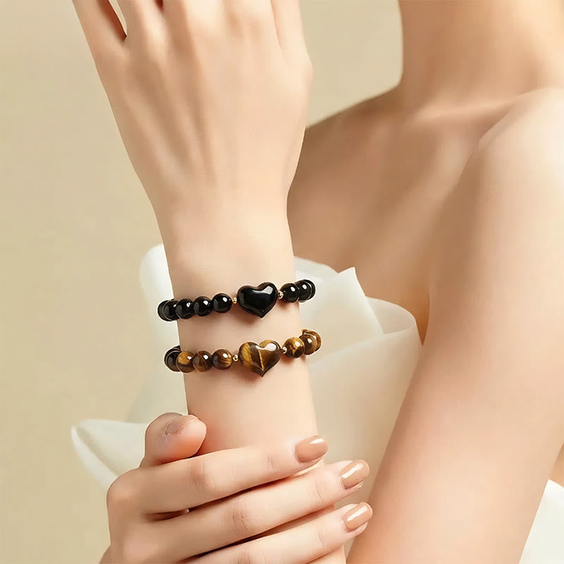 Armband Erdbeerquarz Grüner Aventurin Liebe Herz Perlen am Handgelenk getragen