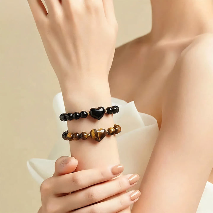 Armband Erdbeerquarz Grüner Aventurin Liebe Herz Perlen am Handgelenk getragen