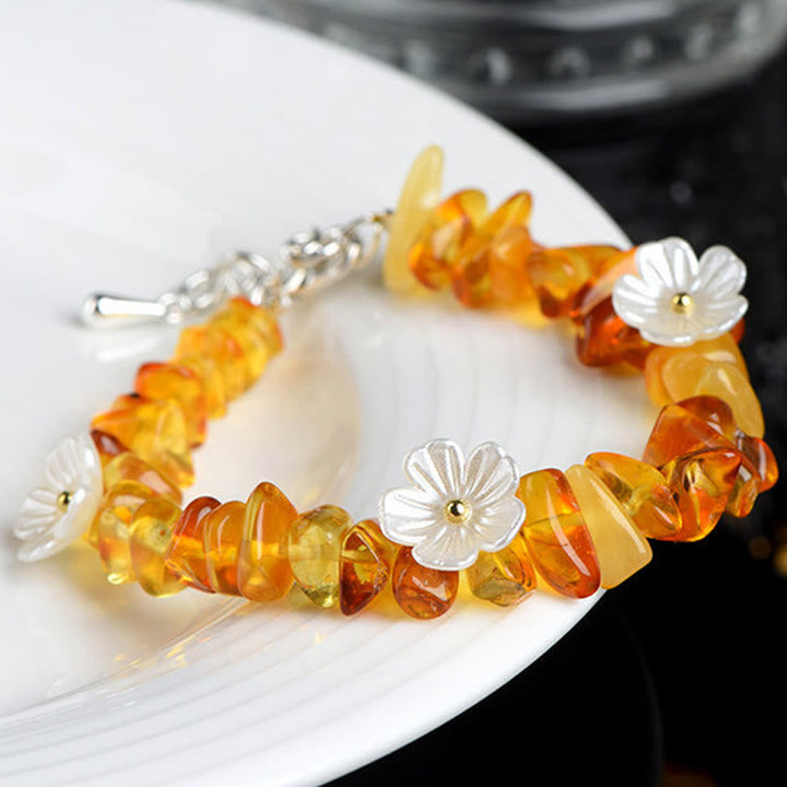 Armband Erdbeerquarz Aquamarin mit Bernstein Blüten Perlmutt am Handgelenk getragen