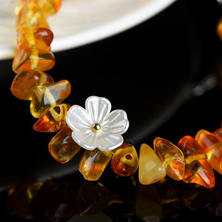 Armband Erdbeerquarz Aquamarin Bernstein Perlen Blume Detail glänzend Handgelenk Schmuck