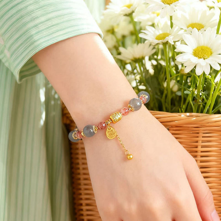 Armband Erdbeerquarz Mondstein Mond Heilung Positivität getragen Handgelenk Gänseblümchen