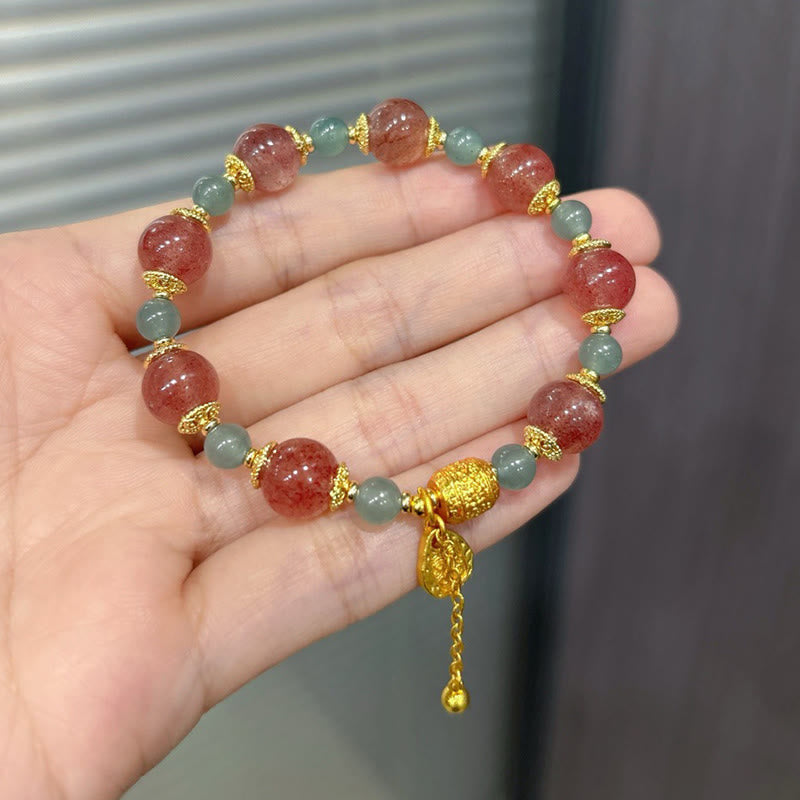 Armband Erdbeerquarz Mondstein Mond Heilung Positivität getragen Handgelenk Goldanhänger