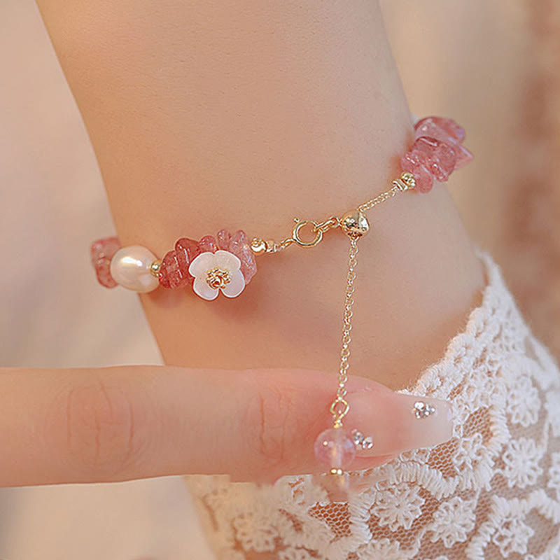 Armband Erdbeerquarz Perle Blume Heilung am Handgelenk getragen zarte rosa