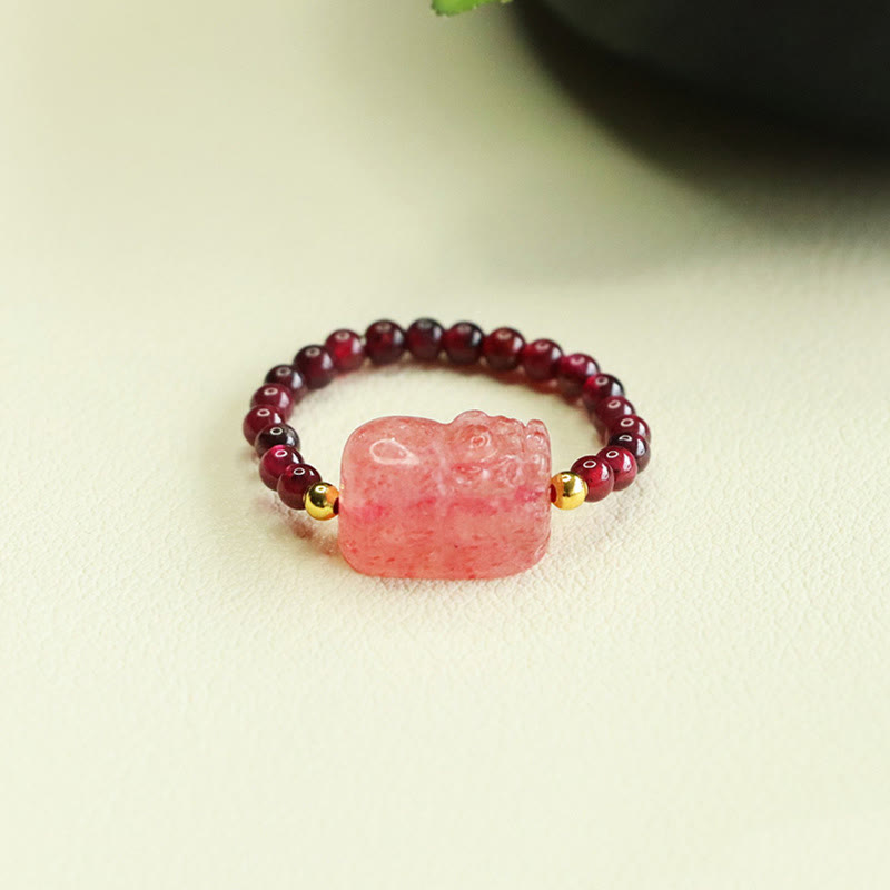 Ring aus Granat Erdbeerquarz Pixiu getragen Schutz Feng Shui Glück