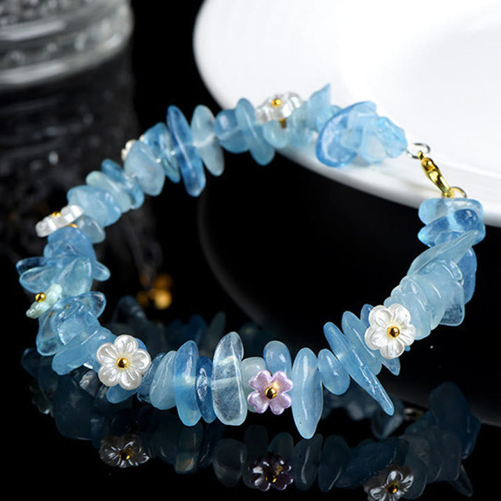 Armband Erdbeerquarz Aquamarin mit Blütenperlen elegant am Handgelenk getragen