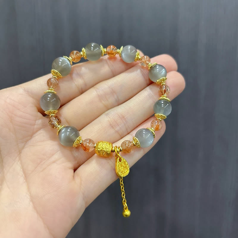 Armband Erdbeerquarz Mondstein Mond Heilung Positivität getragen am Handgelenk