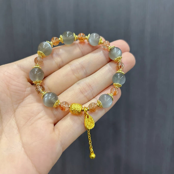 Armband Erdbeerquarz Mondstein Mond Heilung Positivität getragen am Handgelenk