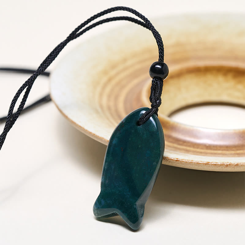 Jade Kette grüner Naturstein Anhänger Erfolg Symbol schwarzes Band