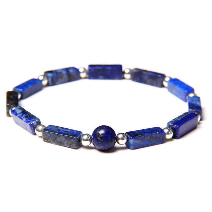 Lapis Lazuli Armband mit silbernen Perlen auf weißem Hintergrund Detailansicht