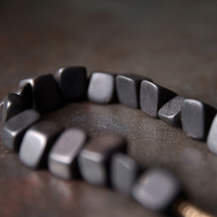 Armband Kupfer Ebenholz am Handgelenk schwarz weiß grau Perlen