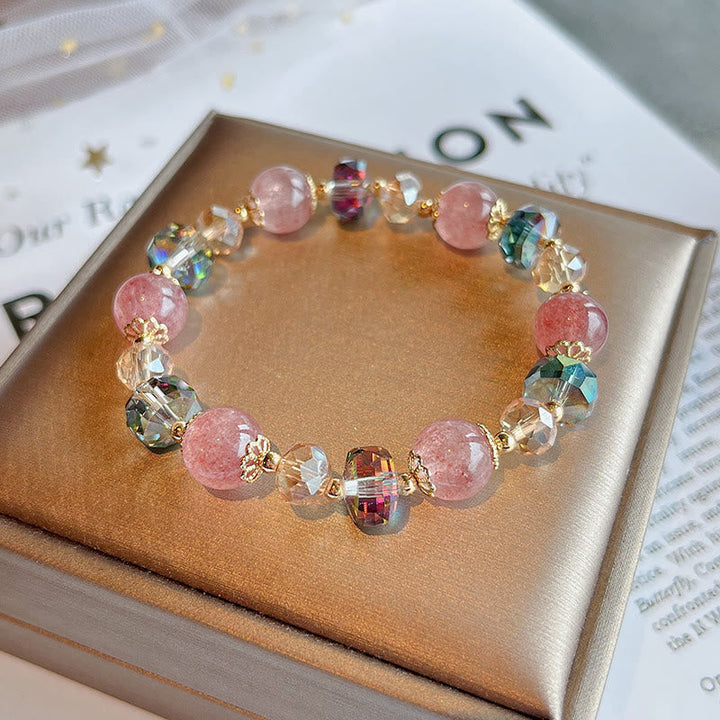 Armband Erdbeerquarz Kristall rosa Perlen goldene Zwischenstücke Schmuckbox Flat Lay