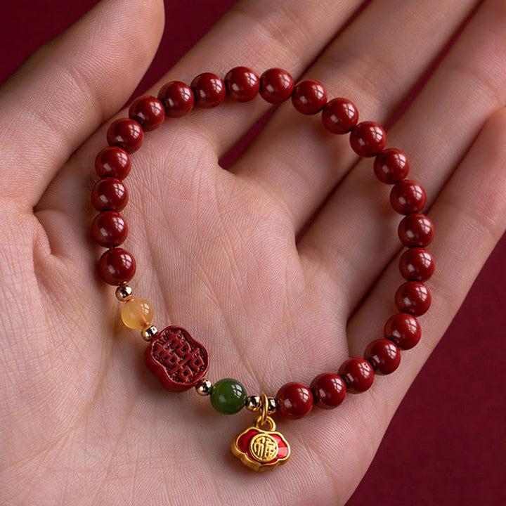 Zinnober Armband mit roten Perlen Glück Ruhe Charm auf Hand