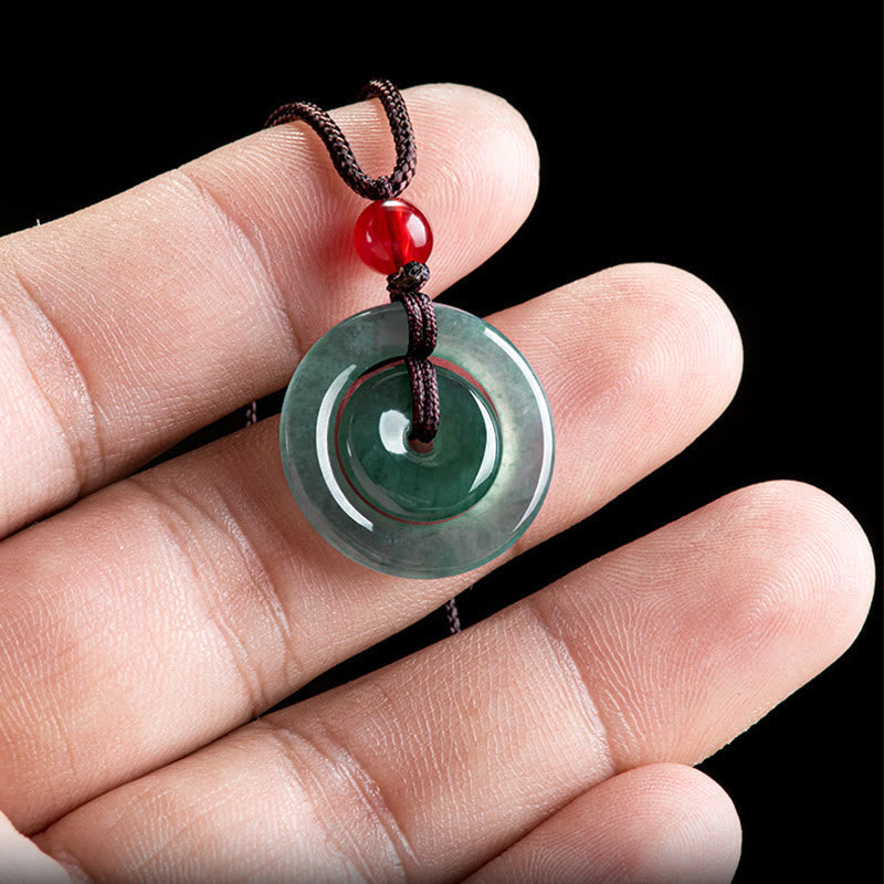 Kette Jade Doppelring Anhänger grüner Naturstein Wohlstand Harmonie getragen
