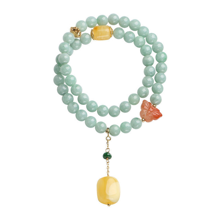 Jade Armband mit goldenen Verschlüssen und Schmetterlingsanhänger elegant.