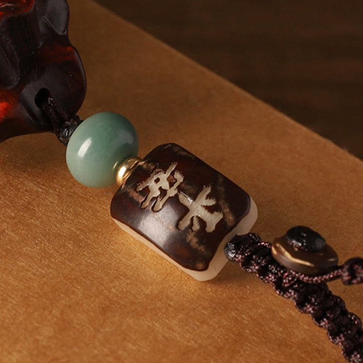 Armband Sandelholz Om Mani Padme Hum mit grünem Jade Stein elegant.