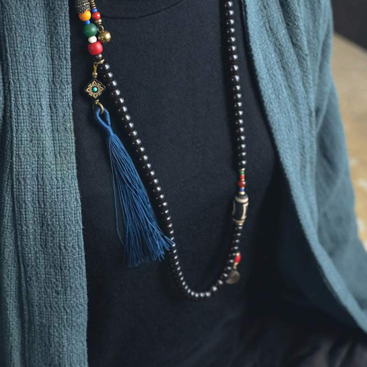 Mala Kupfer Ebenholz – Balance Halskette mit blauer Quaste getragen