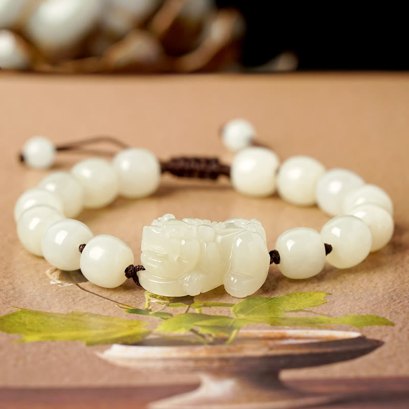 Armband Weiße Jade Pixiu – Wohlstand mit braunem Lederband elastisch