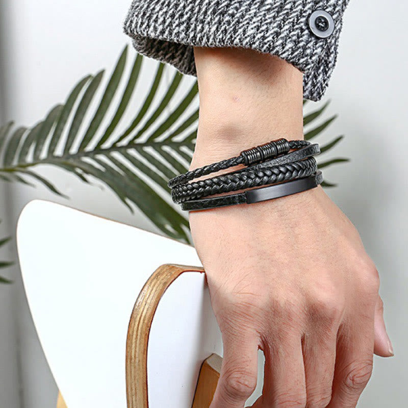 Schwarzes geflochtenes Armband magnetisch am Handgelenk getragen elegant