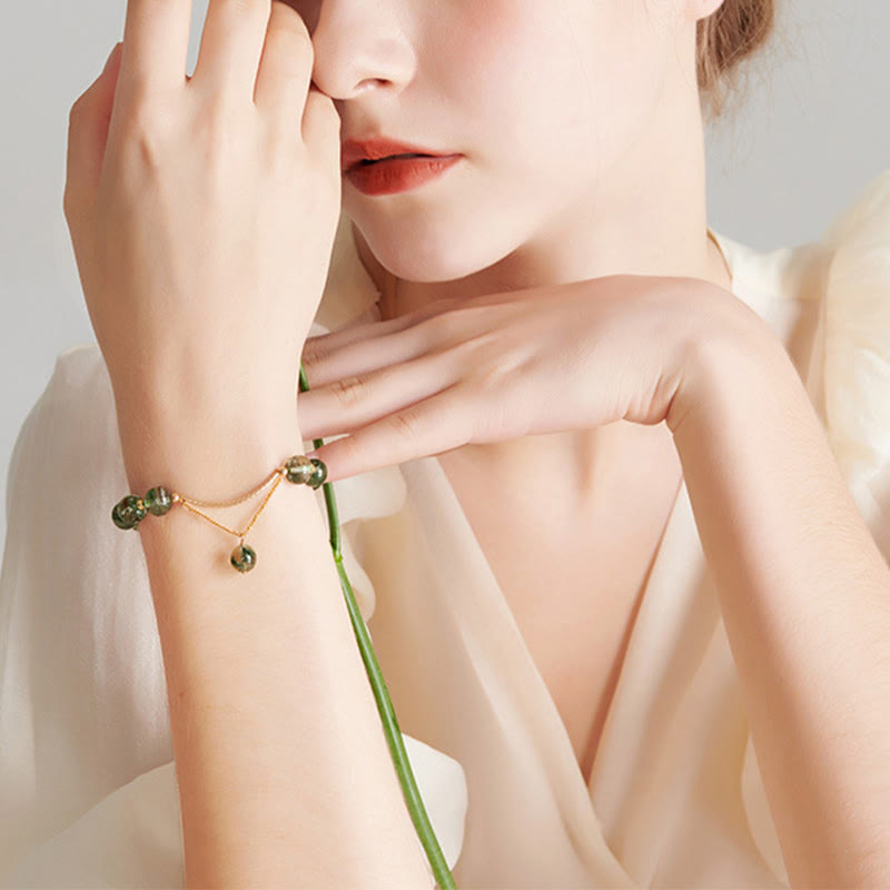 Armband Grün Phantom Kristall am Handgelenk getragen eleganter Schmuck