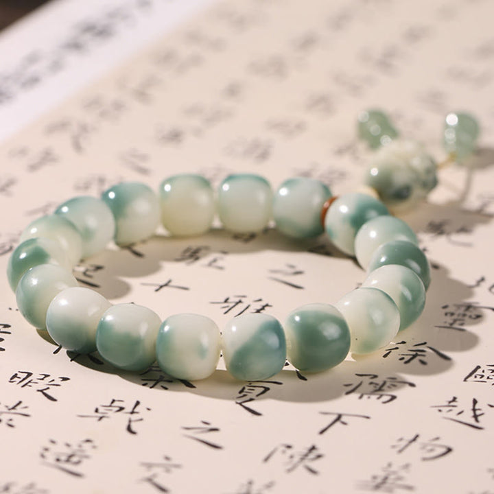 Jadeit Armband mit grünen weißen Perlen auf chinesischem Hintergrund.
