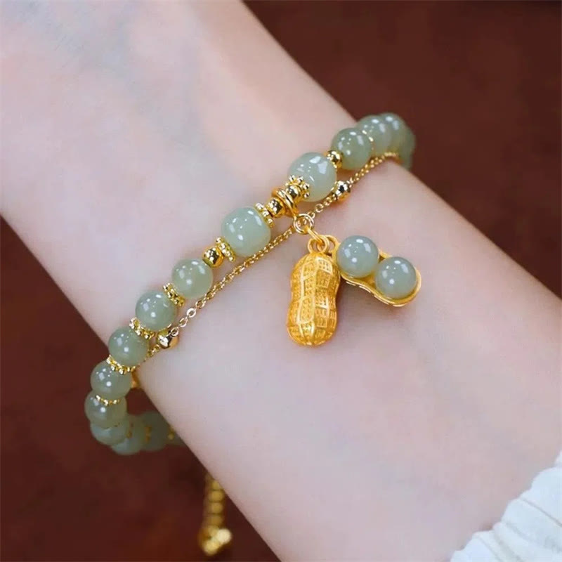 Jade Armband mit Fu-Zeichen Charm, goldene Perlen elegant am Handgelenk.