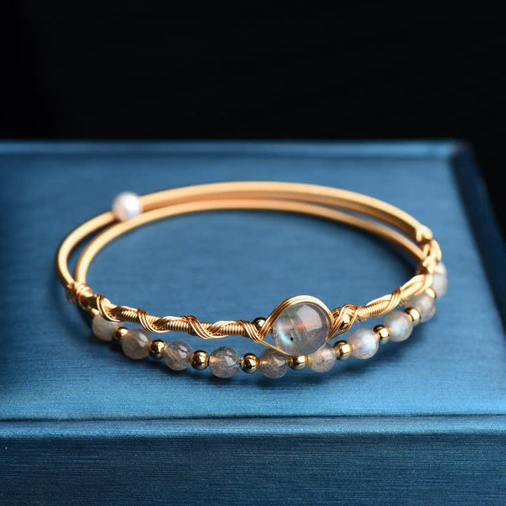 Armband Mondstein gold Perlen auf blauem Hintergrund Flachaufnahme Schmuck
