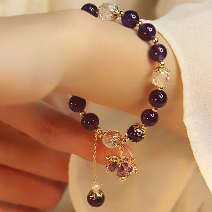 Amethyst Armband mit Kristall Perlen Gold Perlen elegant Handgelenk getragen
