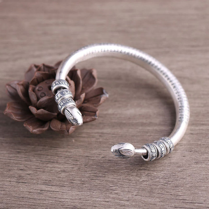 Silbernes Om Mani Padme Hum Armband mit Lotusblüte Dekoration.