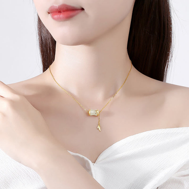 Goldkette mit Jade-Anhänger und Quaste elegant getragen Frau