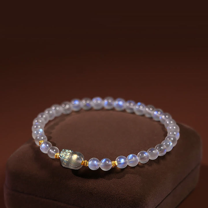 Mondstein Armband mit Pixiu Charm elegant am Handgelenk getragen.
