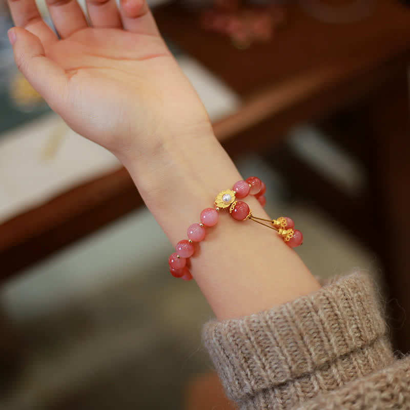 Rotes Achat Armband mit Lotus Blüte am Handgelenk getragen elegant
